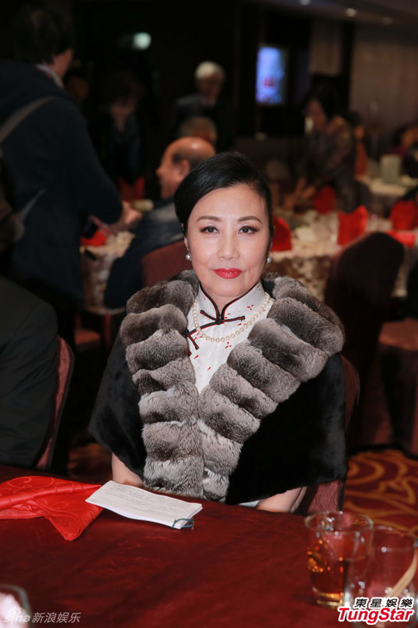 汪明荃旗袍亮相新年团拜 高雅气质挡不住