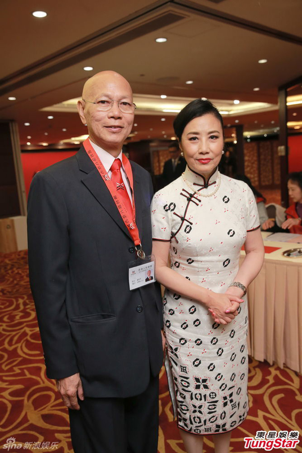 汪明荃旗袍亮相新年团拜 高雅气质挡不住