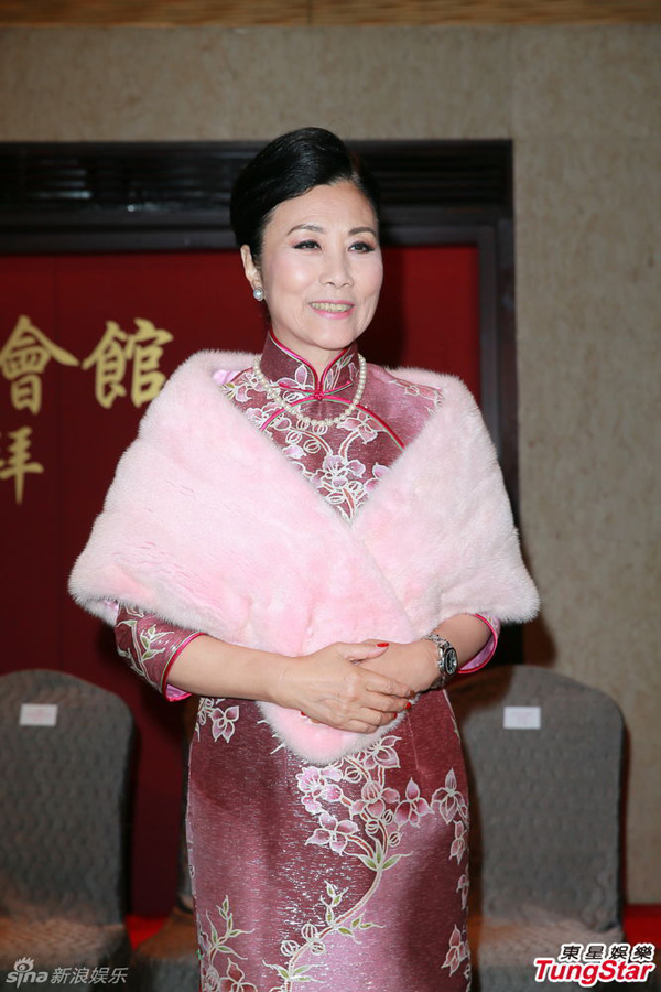 汪明荃旗袍亮相新年团拜 高雅气质挡不住