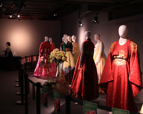中日韩服装展示交流活动在京举行 荷言旗袍代表中国服饰参加