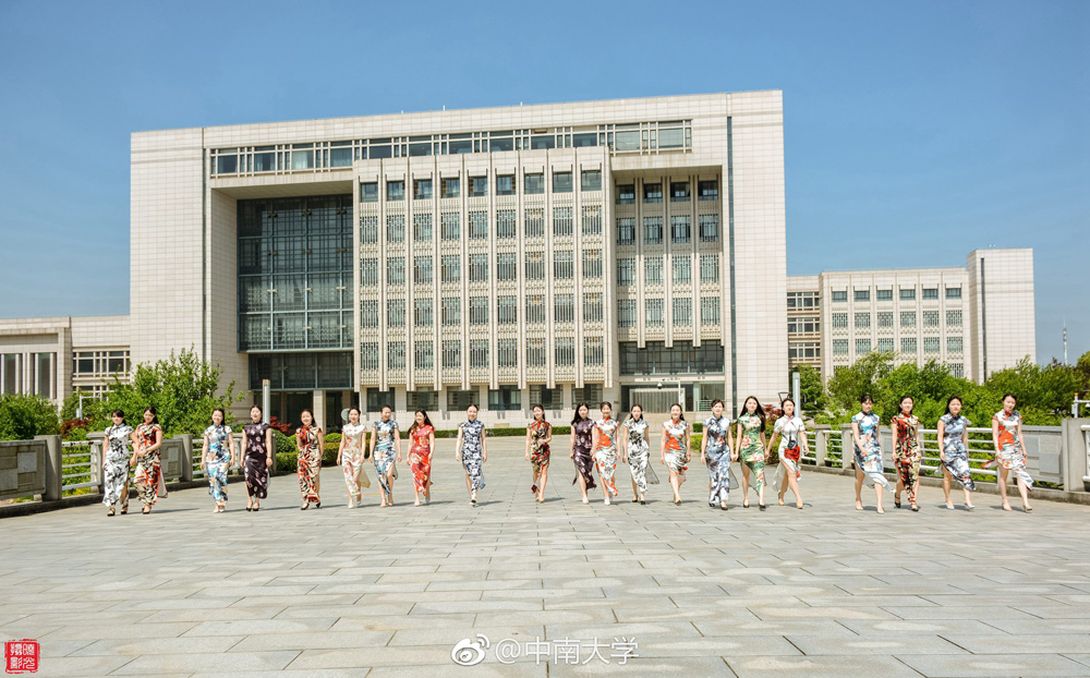 又是一年毕业季 中南大学旗袍毕业照走红网络