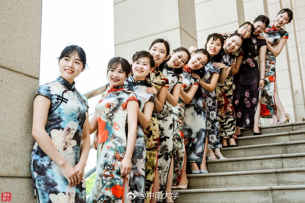 又是一年毕业季 中南大学旗袍毕业照走红网络