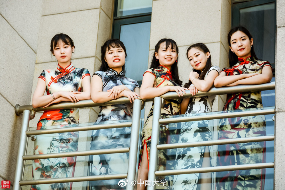 又是一年毕业季 中南大学旗袍毕业照走红网络