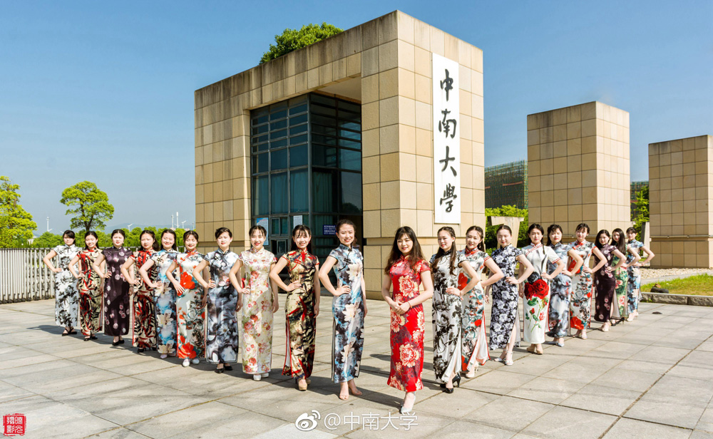 又是一年毕业季 中南大学旗袍毕业照走红网络