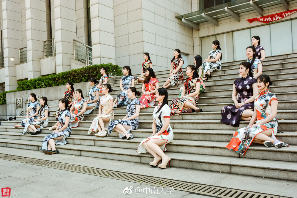 又是一年毕业季 中南大学旗袍毕业照走红网络