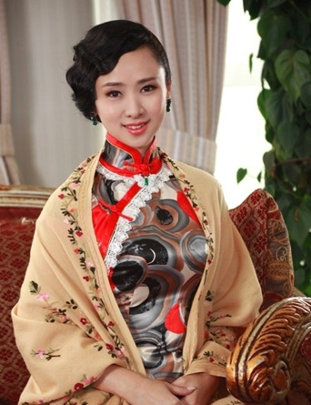 辣妈翁虹绝美旗袍上阵秀曲线惊艳