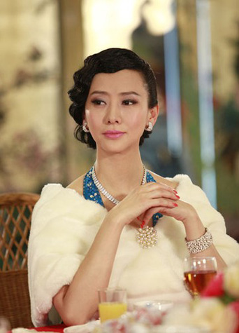 辣妈翁虹绝美旗袍上阵秀曲线惊艳