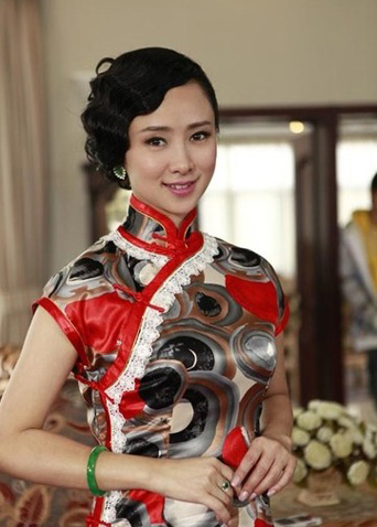 辣妈翁虹绝美旗袍上阵秀曲线惊艳