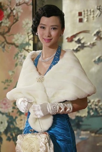 辣妈翁虹绝美旗袍上阵秀曲线惊艳