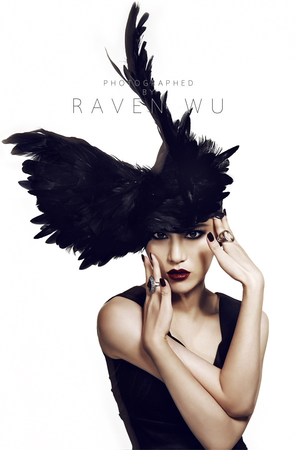 尚雯婕最新写真曝光 黑色羽毛个性造型