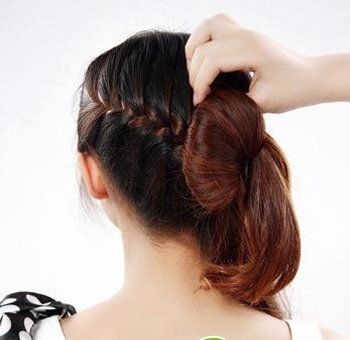 手把手教你DIY辫子花苞头 甜美又时尚