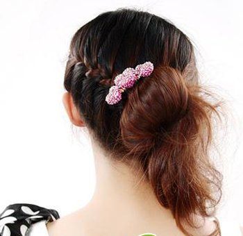 手把手教你DIY辫子花苞头 甜美又时尚