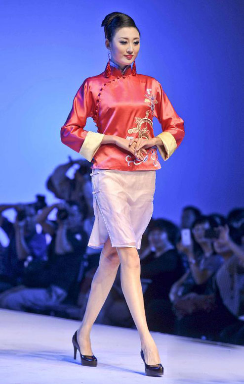 青岛时装周展会 千件华丽旗袍刮起“中国风”