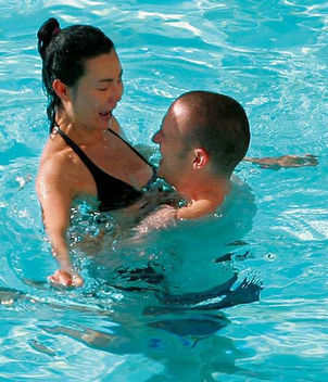 张曼玉日光浴旧照曝光 与前男友水中相拥