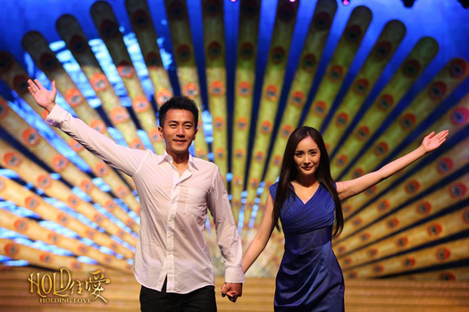 《HOLD住爱》杨幂刘恺威合演魔术秀 舞台上热吻