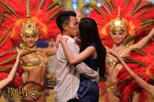 《HOLD住爱》杨幂刘恺威合演魔术秀 舞台上热吻