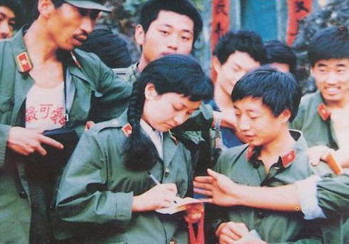 彭丽媛:从“一代歌后”到“第一夫人”