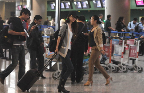 34岁汤唯与胡须男夜宿酒店 男方被指曾参加选秀