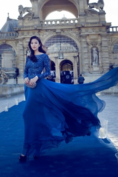 张雨绮蓝裙闪耀法国 高贵优雅显淑媛气质