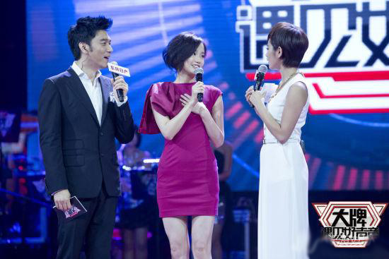 黄龄登大牌遇见好声音 穿旗袍与学员PK