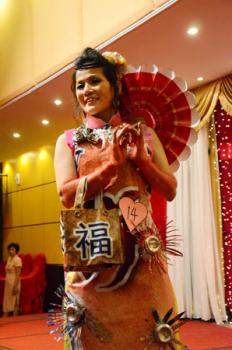 大马华社举办环保旗袍赛 废物利用独具创意