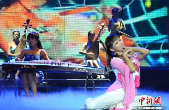 邯郸举行大学生选美大赛 旗袍泳装齐上阵