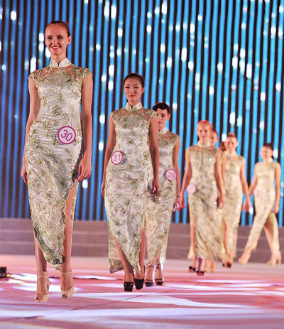 世界超模亚太区决赛 佳丽旗袍亮相别样风情