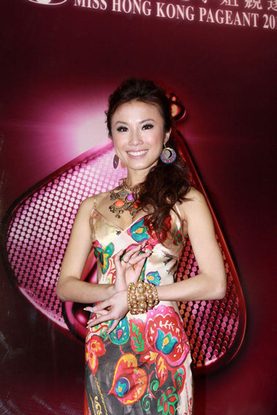 众港姐为“港姐选举”造势 刘倩婷花旗袍抢风头