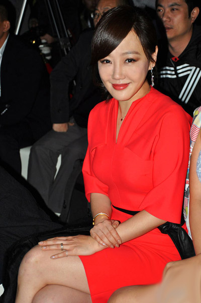 薛佳凝红黑结合诠释中国风 靓丽迷人
