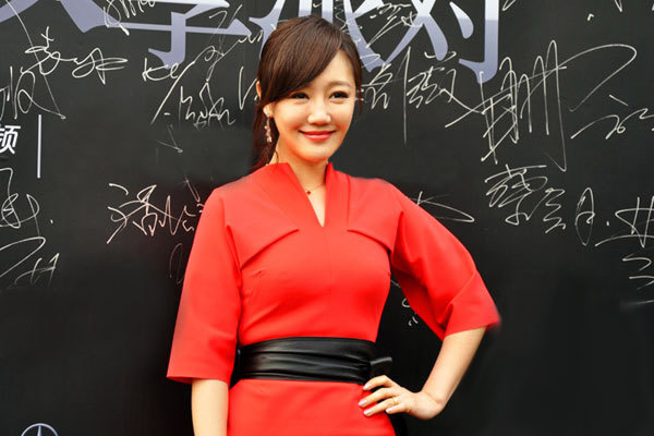 薛佳凝红黑结合诠释中国风 靓丽迷人