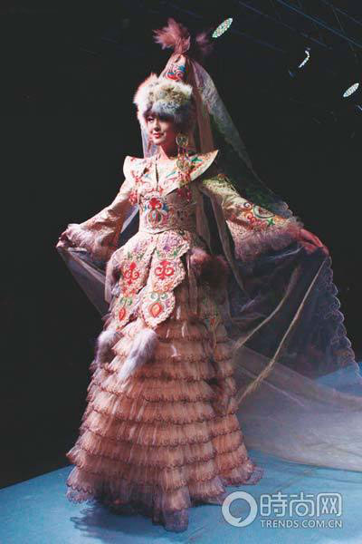 嫁衣民族风 盘点少数民族传统婚礼服饰