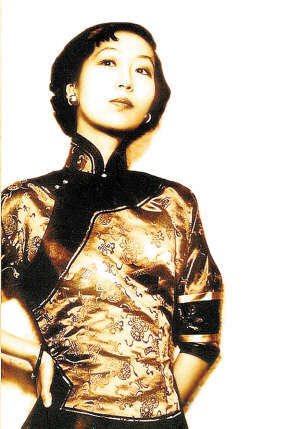 张爱玲一生酷爱旗袍 死前衣裳却磨破衣领