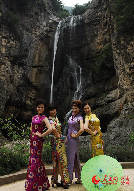 60岁大妈 豫西大峡谷拍摄旗袍写真 惊艳四座
