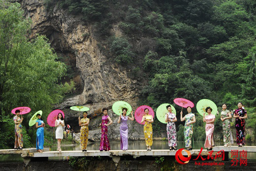 60岁大妈 豫西大峡谷拍摄旗袍写真 惊艳四座