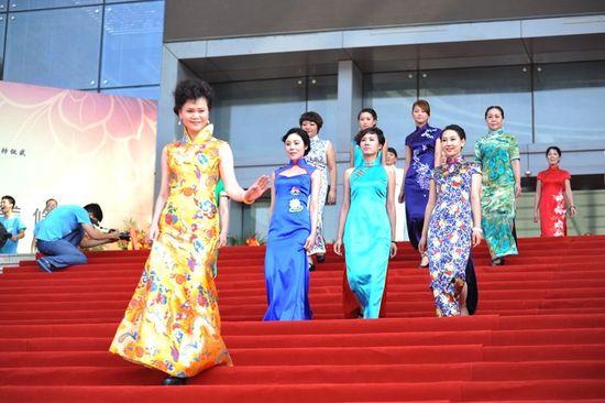 许昌演绎姹紫嫣红旗袍秀 数百佳丽古色今香