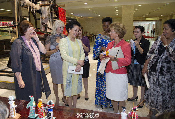 彭丽媛在南京携部分外方领导人夫人尝试苏绣