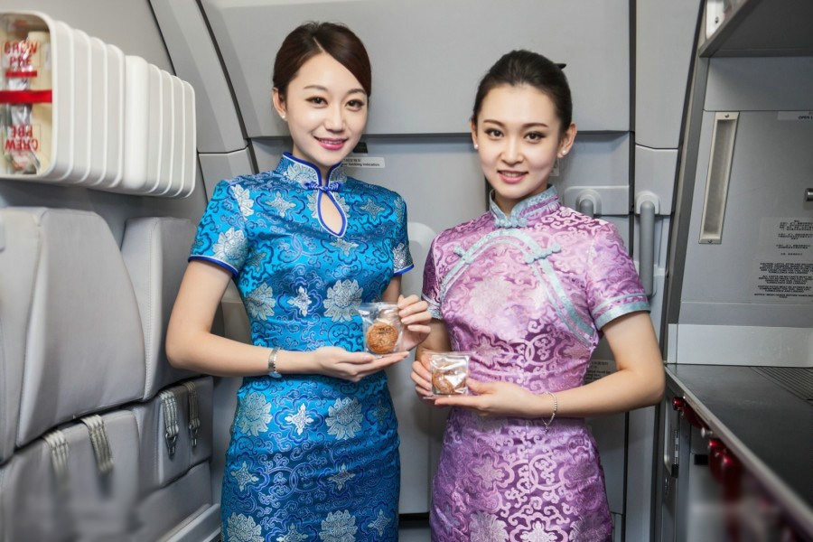 青岛航空上演空中“旗袍秀” 为旅客呈现视觉盛宴
