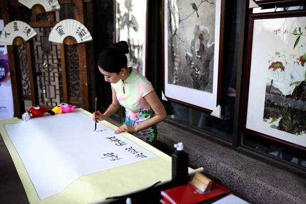 重庆美女旗袍Party卷起中国风