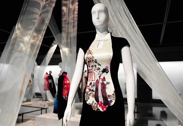 河南博物院举办“百年风尚 旗袍与时装”艺术展