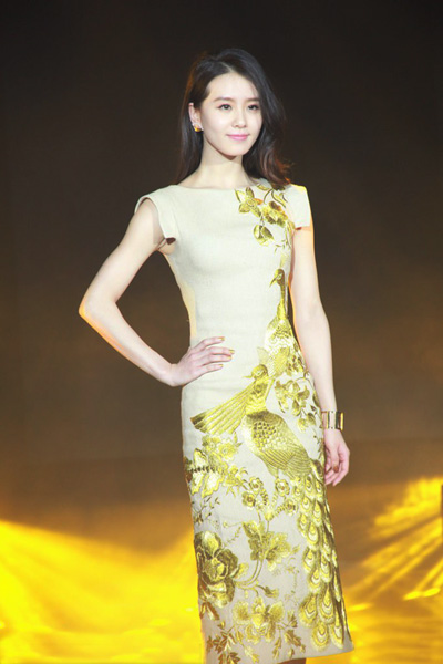 刘诗诗婚后捞金散发女人味儿 金色旗袍成熟优雅