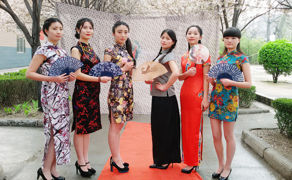 三月校园美如画 婉约“绽放”旗袍花