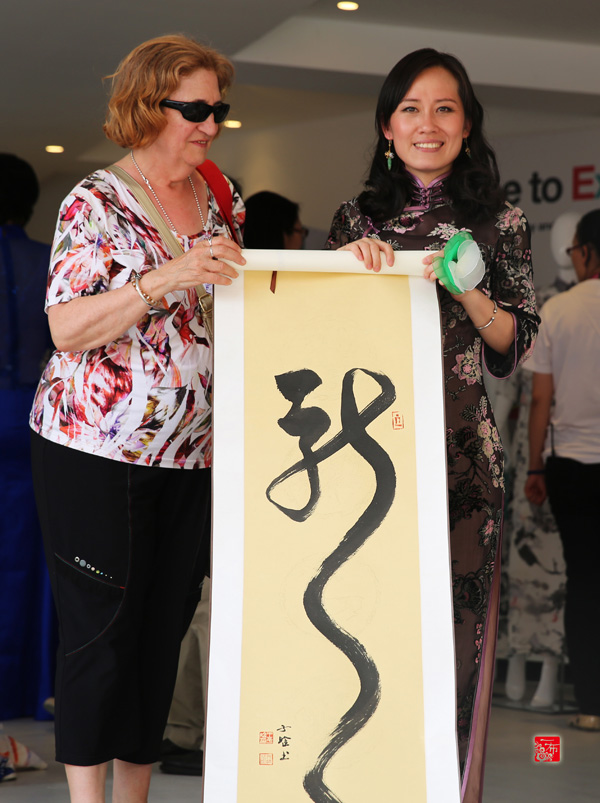 一布旗袍绽放米兰世博会