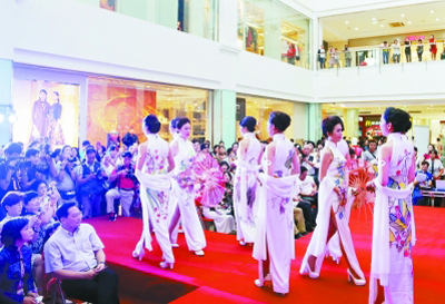 画家手绘国画写意旗袍   亮相南京