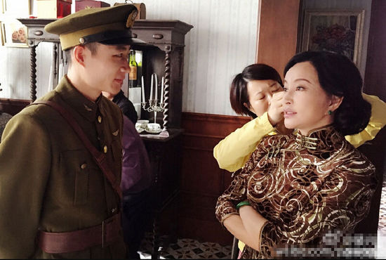 《大轰炸》刘晓庆晒片场照 中式旗袍穿出民国范儿