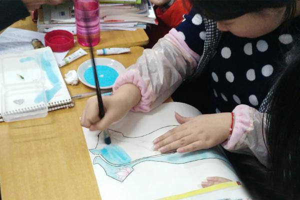 郑州某中学课堂刮起“中国风” 用画笔设计诗意旗袍
