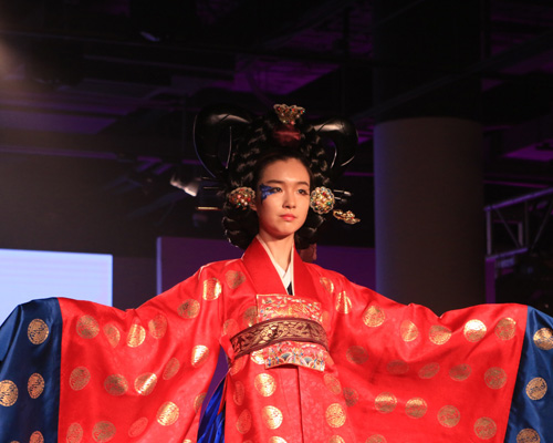 中日韩服装展示交流活动在京举行 荷言旗袍代表中国服饰参加