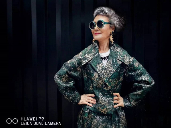 73岁的中国老奶奶穿旗袍、走西藏、骑哈雷，美丽的人生从来与年龄无关！