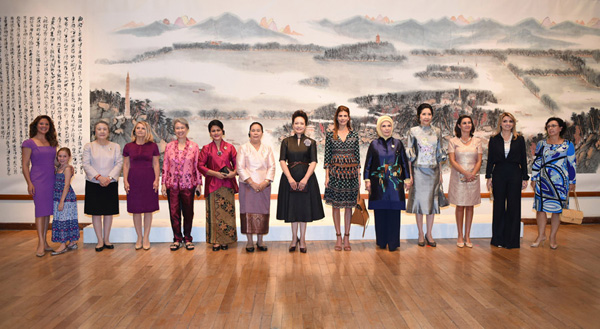 彭丽媛邀请G20杭州峰会外方代表团团长夫人参观中国美术学院