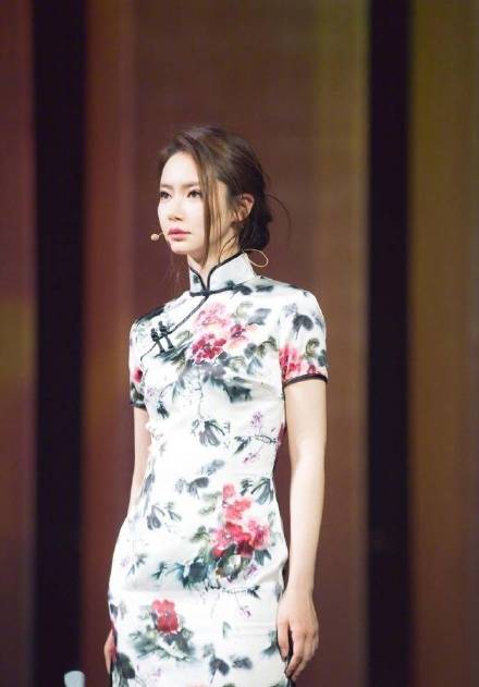 戚薇的中国旗袍装扮，很有风情，属于中国特色的时尚！ 