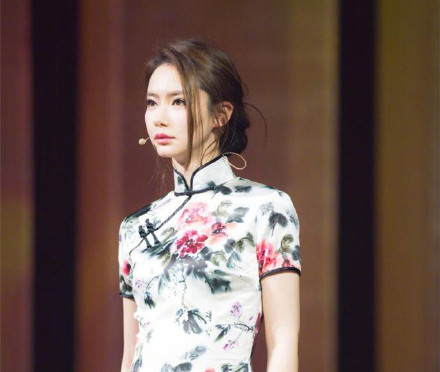 戚薇的中国旗袍装扮，很有风情，属于中国特色的时尚！ 